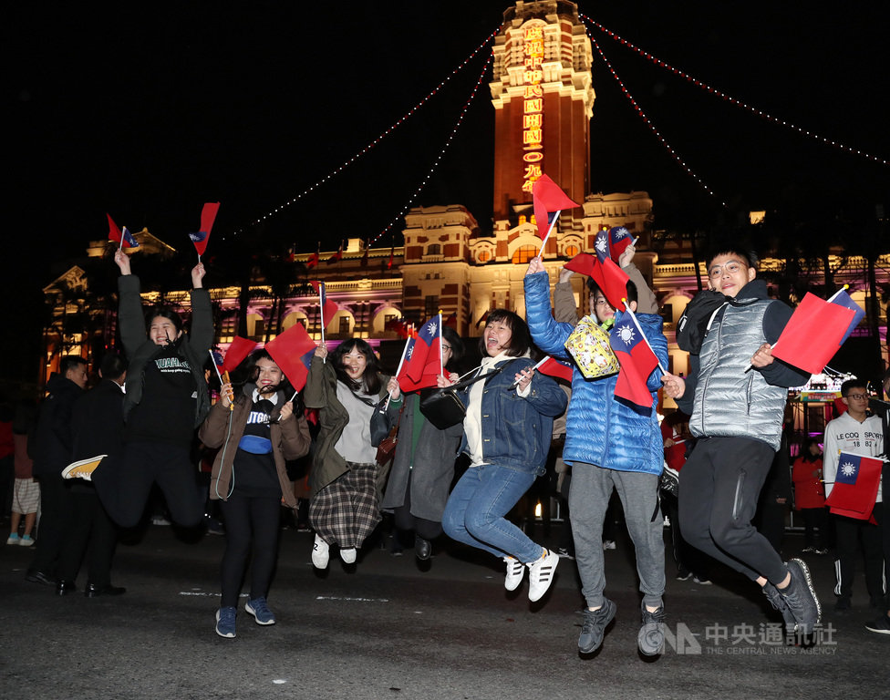 109年元旦總統府升旗典禮1日在總統府前廣場舉行,不少民眾起個大早前來參加。中央社記者張皓安攝 109年1月1日