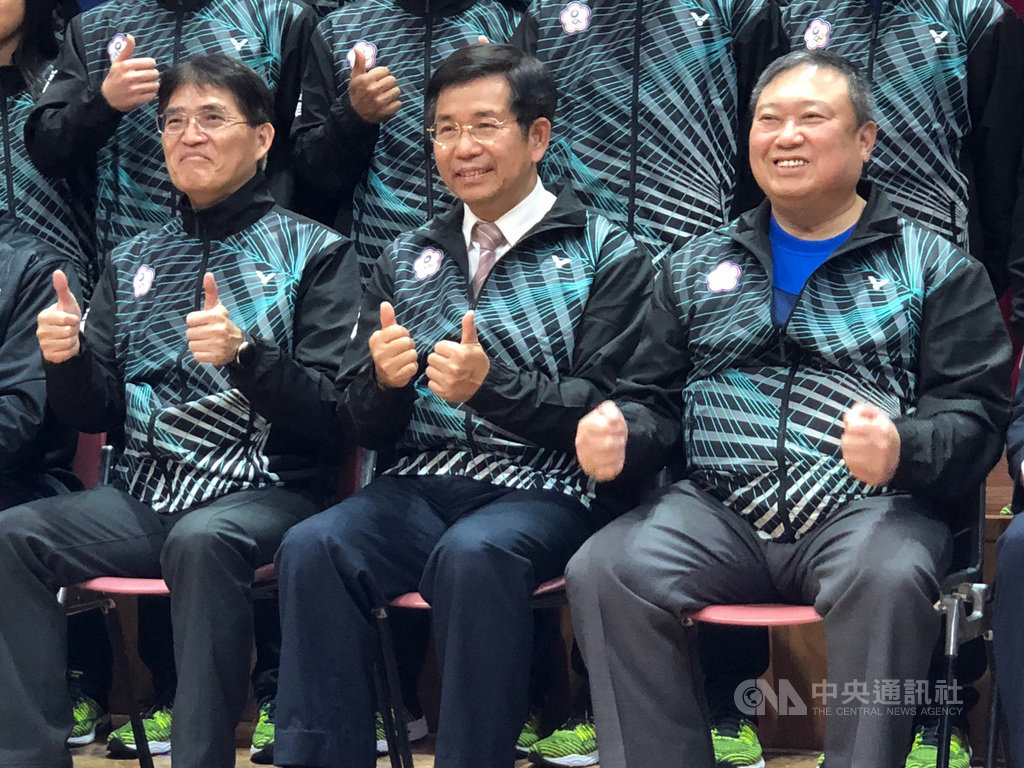 教育部長潘文忠(中)2日出席洛桑青年冬季奧運代表團授旗典禮時表示,台灣選手們能在自然環境的限制下,克服訓練上的困難,並爭取參加國際競賽的機會,令人感動與驕傲。中央社記者黃巧雯攝 109年1月2日