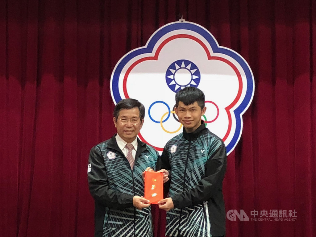 中華隊這次在2020年第3屆冬季青年奧林匹克運動會取得14席參賽資格,突破歷史新高,教育部長潘文忠(左)2日出席洛桑青年冬季奧運代表團授旗典禮,並頒發加菜金。中央社記者黃巧雯攝 109年1月2日