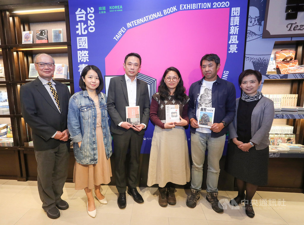 台北書展基金會2日公布「2020台北國際書展大獎」首獎名單,「非小說獎」首獎由作家任依島(右2)、陳怡如(右3)、蔡慶樺(左3)獲得。中央社記者裴禛攝 109年1月2日