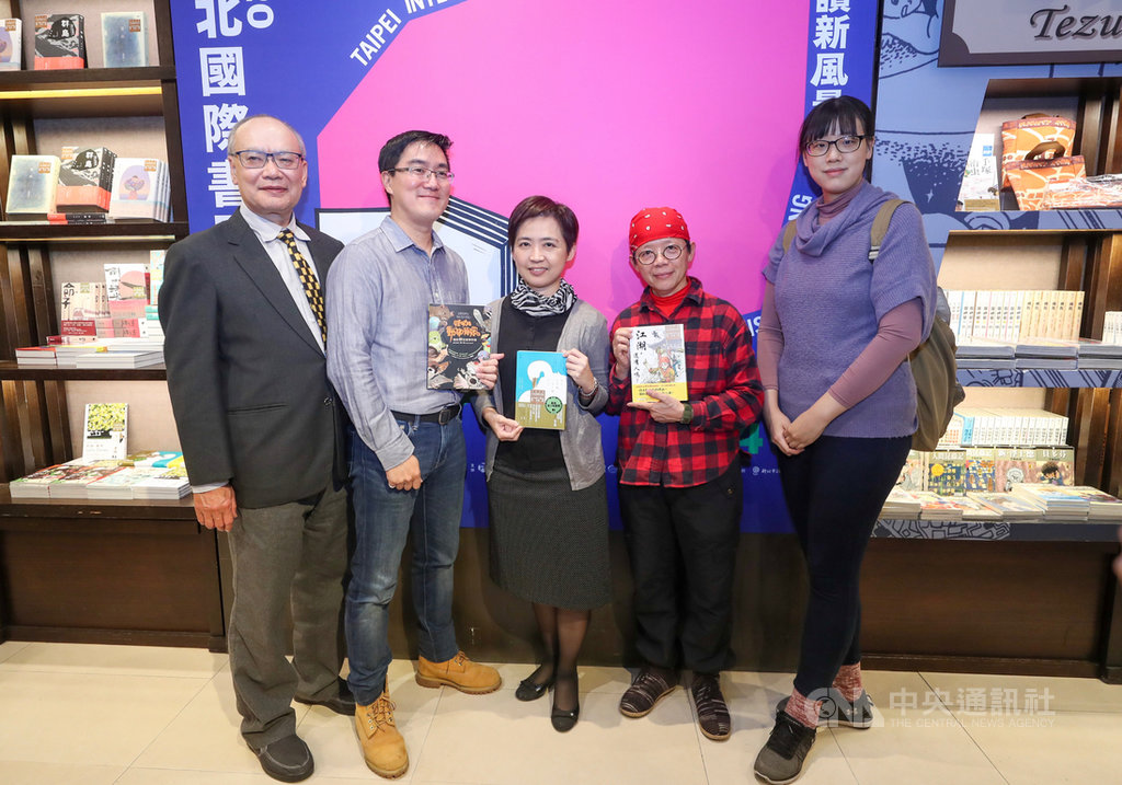 台北書展基金會2日公布「2020台北國際書展大獎」首獎名單,「兒童及青少年獎」為作家安石榴作品「那天,你抱著一隻天鵝回家:52則變形、幻想與深情的成人童話」、黃一峯(左2)「怪咖動物偵探:城市野住客事件簿」、張友漁(右2)與林一先(右)「江湖,還有人嗎?」獲得首獎。中央社記者裴禛攝 109年1月2日