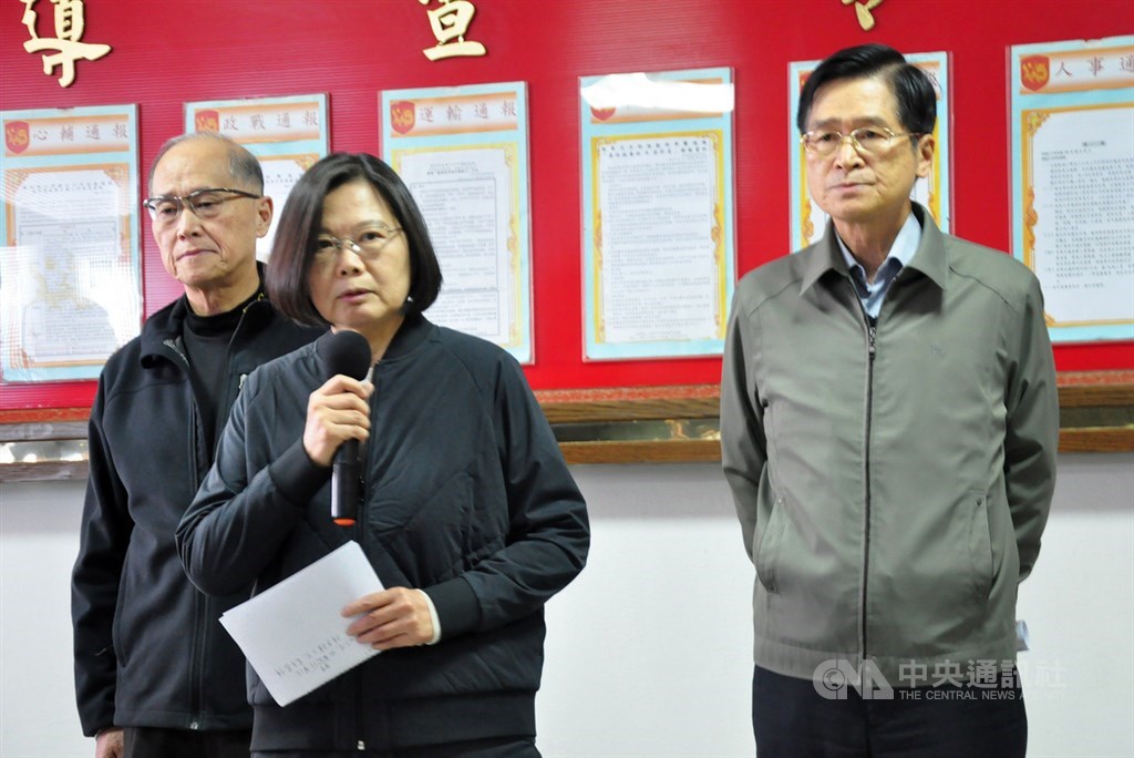 一架黑鷹直升機2日迫降新北市山區,已知包含參謀總長沈一鳴在內共8人罹難。總統蔡英文(中)前往宜蘭聽取簡報後說,這是有史以來最高層級將領因公殉職,所有軍事單位降半旗3天。中央社記者沈如峰宜蘭攝 109年1月2日