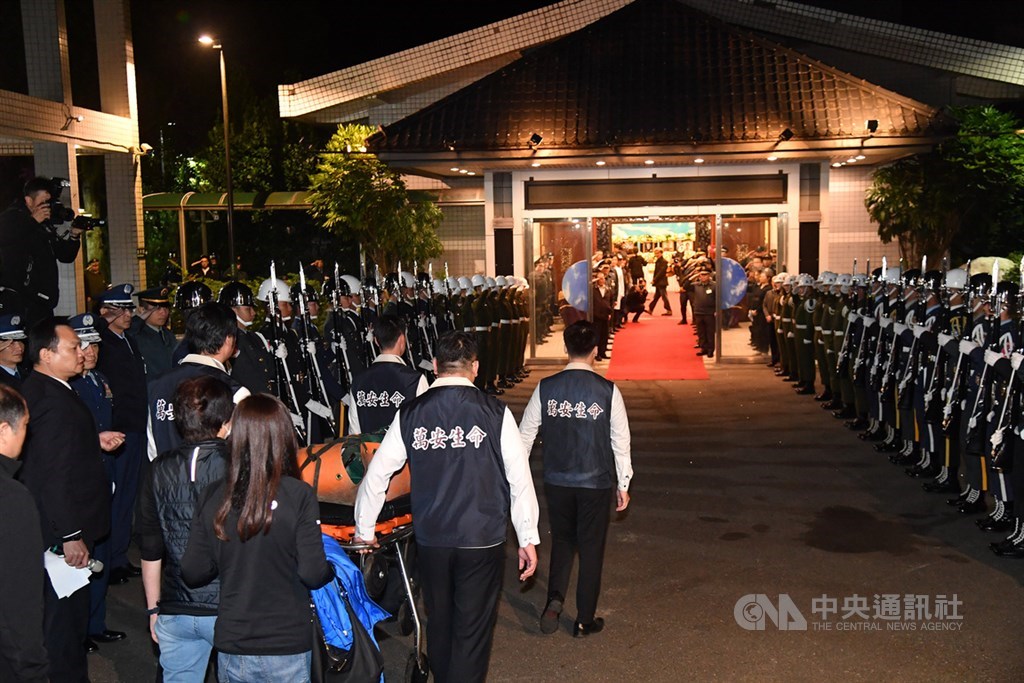 UH-60M黑鷹直升機2日在新北、宜蘭交界處失事,機上13人共8人罹難,參謀總長沈一鳴遺體晚間抵達三總,上百名官兵進行軍禮迎靈。中央社記者王飛華攝 109年1月2日