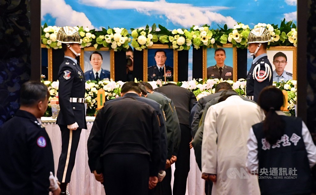 黑鷹直升機2日迫降新北、宜蘭交界處,造成參謀總長沈一鳴等8人殉職,晚間遺體陸續運抵靈堂,國防部長嚴德發(後中)率眾在靈前致哀。中央社記者王飛華攝 109年1月2日