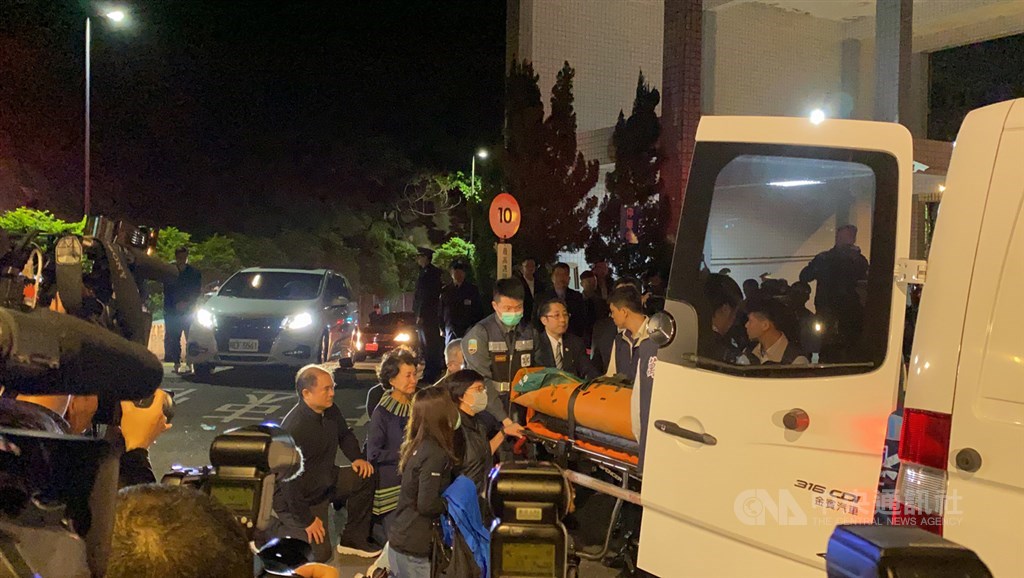 UH-60M黑鷹直升機2日在新北坪林、宜蘭交界處失事,機上13人共有5人獲救、8人罹難,參謀總長沈一鳴遺體晚間抵達三總,家屬跪地迎靈。中央社記者吳家豪攝 109年1月2日