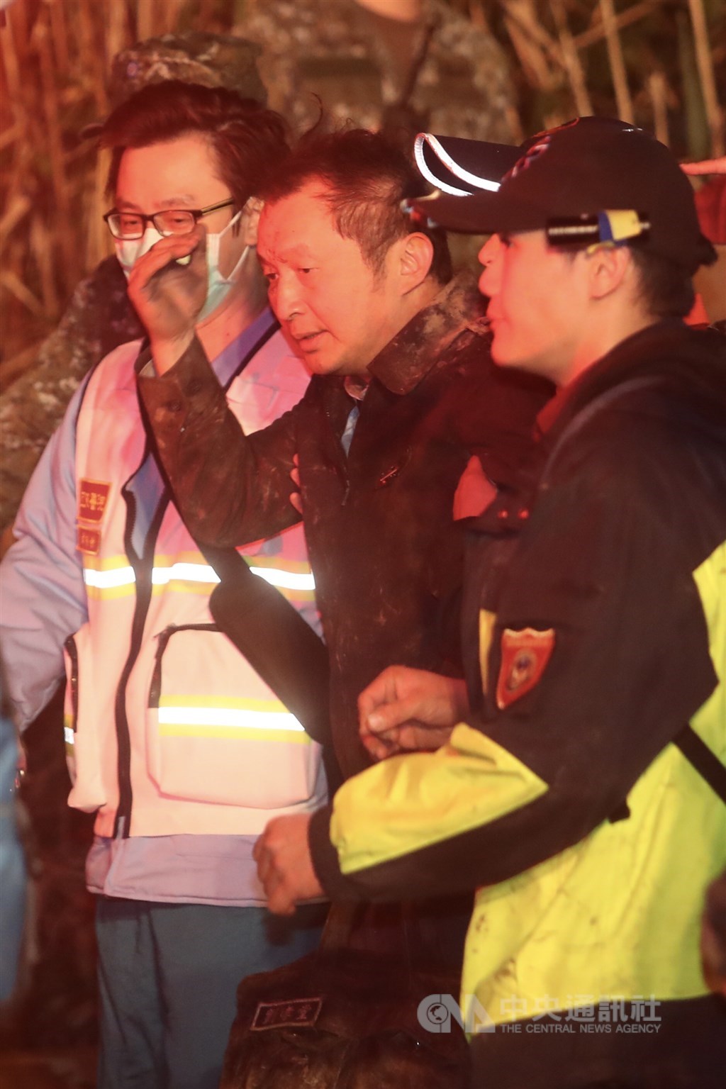 UH-60M黑鷹直升機2日在新北坪林、宜蘭交界處失事,共8人殉職、5人獲救。圖為獲救生還者劉孝堂少將(中)下山至登山道出口送醫。中央社記者吳家昇攝 109年1月2日