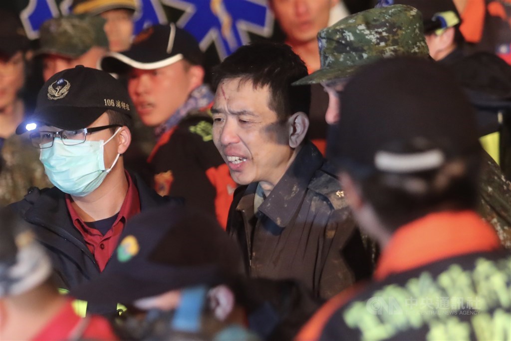 UH-60M黑鷹直升機2日在新北坪林、宜蘭交界處失事,共8人殉職、5人獲救。圖為獲救生還者作計室參謀周欣頤中校下山至登山道出口送醫。中央社記者吳家昇攝 109年1月2日