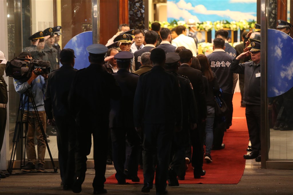 空軍一架黑鷹直升機2日發生迫降意外,造成8人殉職,參謀總長沈一鳴遺體抵達三總靈堂。中央社記者鄭傑文攝 109年1月2日