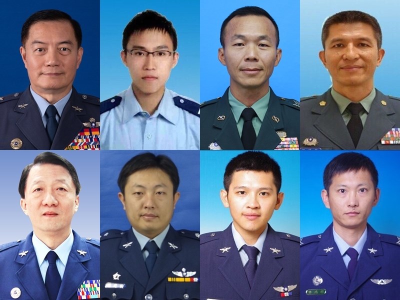 UH-60M黑鷹直升機2日失事新北坪林、宜蘭交界處,參謀總長沈一鳴上將(上排左起)、參謀黃聖航少校、總士督長韓正宏士官長、情次室助次洪鴻鈞少將、政戰局副局長于親文少將(下排左起)、黑鷹正駕駛葉建儀中校、副駕駛劉鎮富上尉、機工長許鴻彬罹難。(提供照片)