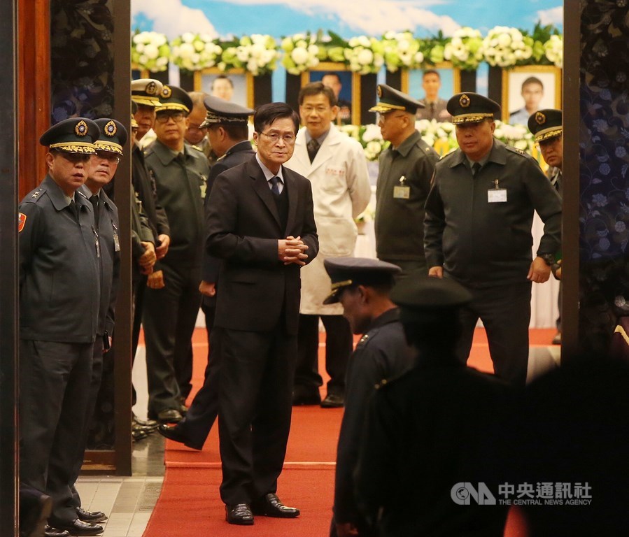 空軍一架黑鷹直升機2日發生迫降意外,造成8人殉職,國防部長嚴德發(左3)全程在三總靈堂等待袍澤移靈。中央社記者鄭傑文攝 109年1月2日