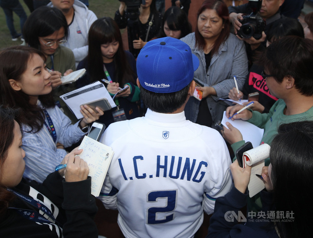 中職富邦悍將隊新任總教練洪一中(前中背對者)3日談到是否接任6搶1東京奧運最終資格賽中華隊總教練時表示,近期完全沒有去想6搶1的事情,而是全心全意在悍將上面。中央社記者張新偉攝 109年1月3日
