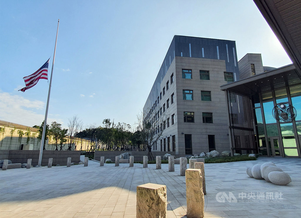 國軍黑鷹直升機失事,造成時任參謀總長沈一鳴上將等8人罹難。美國在台協會(AIT)3日在內湖新館降半旗,以示哀悼。(AIT提供)中央社記者侯姿瑩傳真 109年1月3日