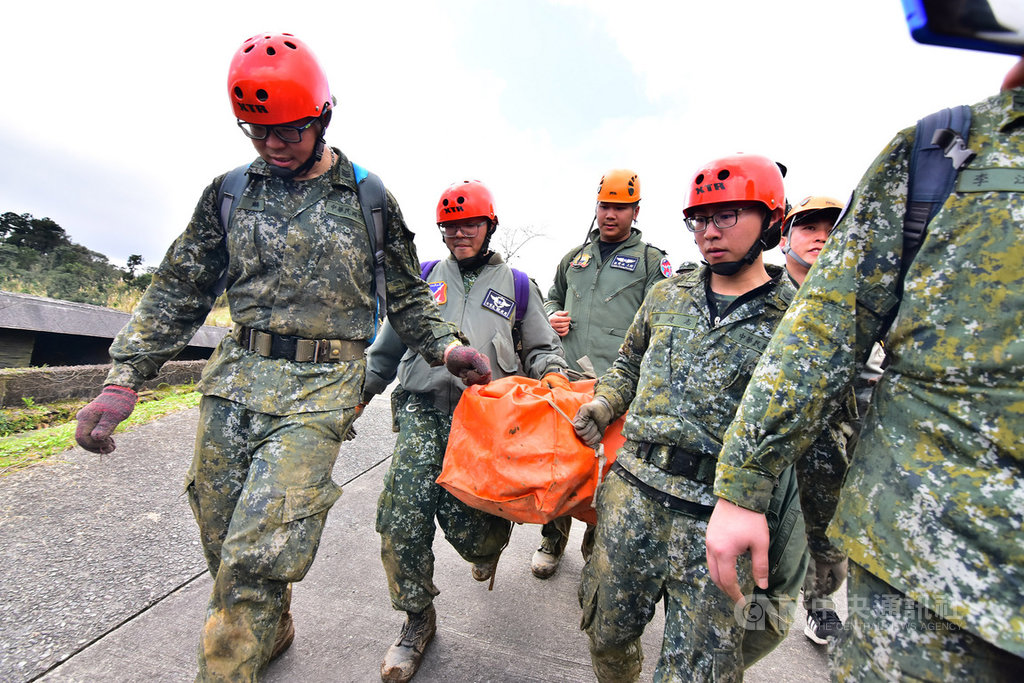 一架UH-60M黑鷹直升機2日在山區失事,釀8死5傷。台北地檢署與軍方3日派員入山蒐證,下午並將失事罹難人員相關物品與細部機件殘骸帶下山,以供後續調查需要。中央社記者沈如峰宜蘭縣攝 109年1月3日