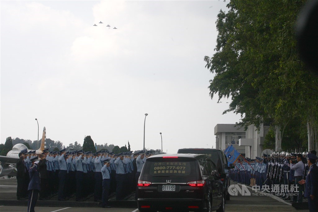 空軍的幻象飛官王同義2012年在法國接受訓練時失事,空軍曾以4架幻象戰機衝場致敬。(中央社檔案照片)