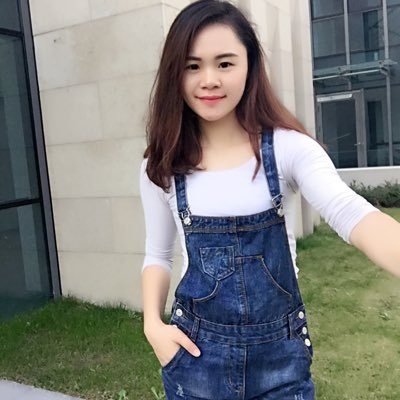 2018年7月4日,時年28歲的湖南女子董瑤瓊在上海海航大廈前,用社群平台推特直播她對中共當局的控訴。(圖取自twitter.com/feefeefly)