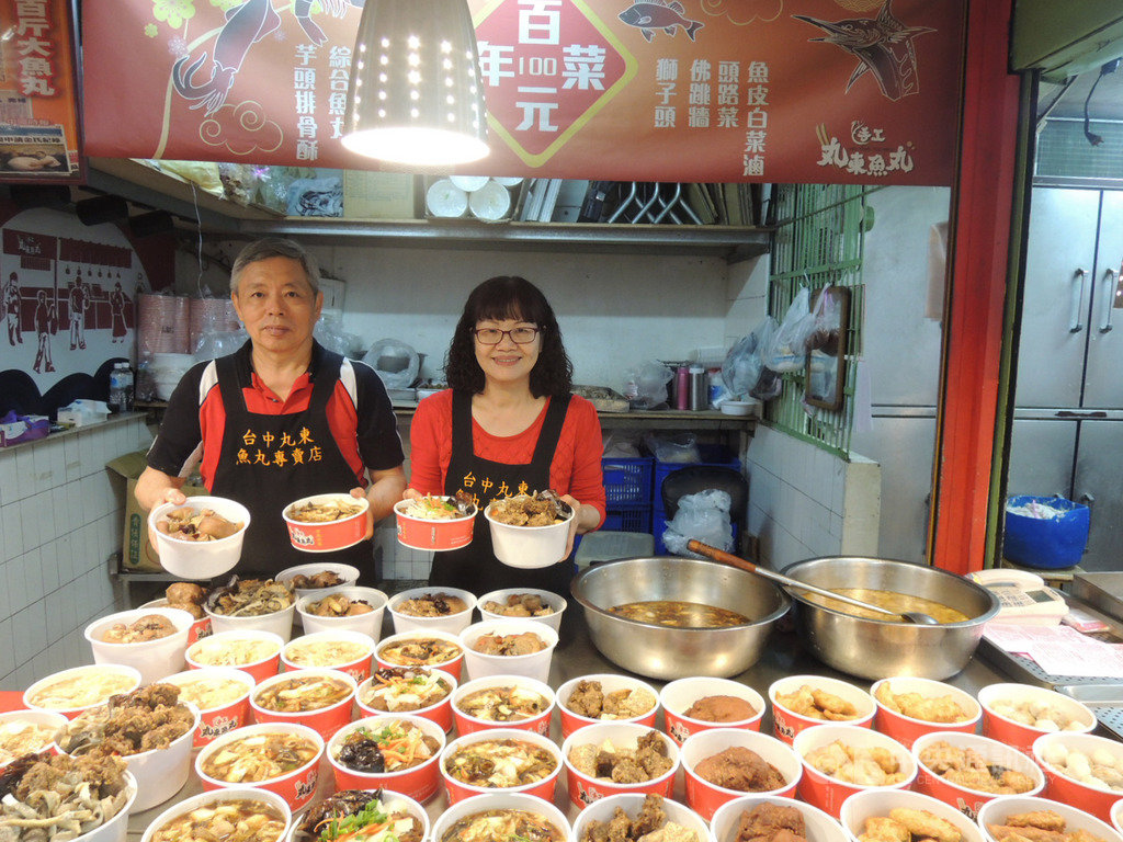 台中市第五市場百元年菜4日起開賣到除夕當天,整套共10道菜只要1350元,攤商李西東夫婦希望一般民眾只要花小錢也能豐盛過好年。中央社記者郝雪卿攝 109年1月4日