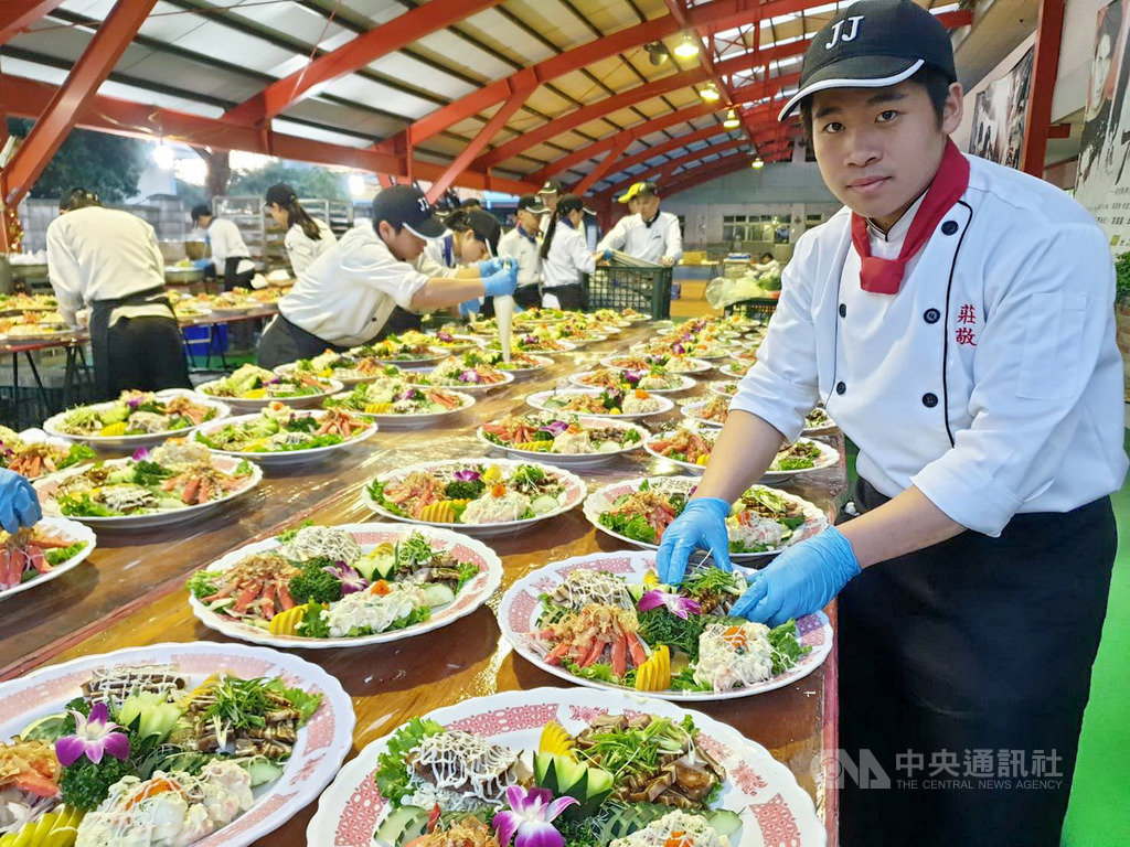 新北市莊敬高職4日晚間舉辦愛心尾牙宴,也曾是受助家庭的學生陳彥達(前),目前就讀莊敬高職餐飲科,更榮獲全國廚藝競賽金手獎肯定,也到場奉獻所學,回饋社會。(新北市社會局提供)中央社記者黃旭昇新北市傳真 109年1月4日