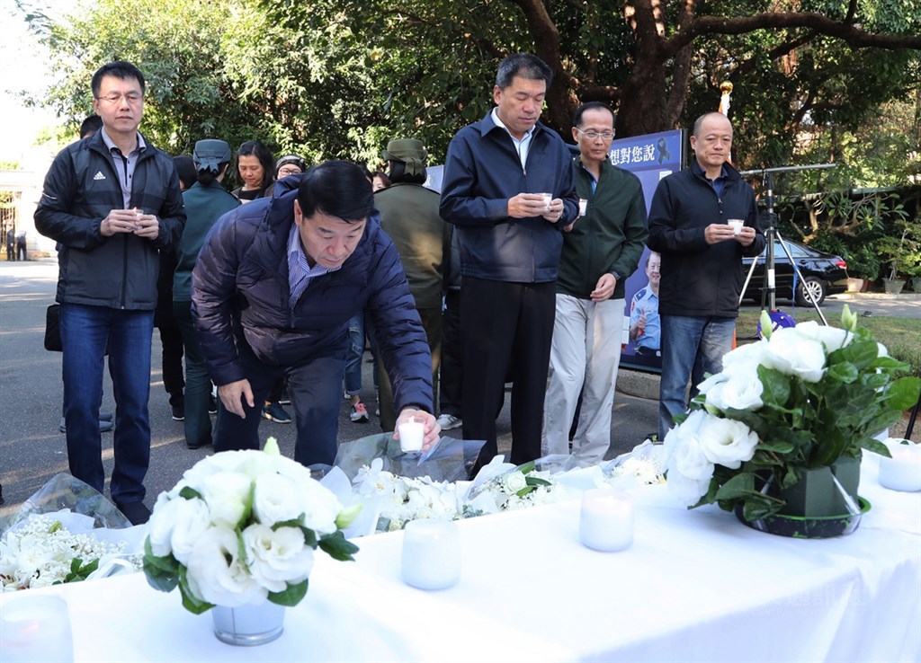 國軍黑鷹直升機失事,空軍司令熊厚基上將(前左2)4日上午前往台北賓館,向殉職將士追思致意。中央社記者張皓安攝 109年1月4日