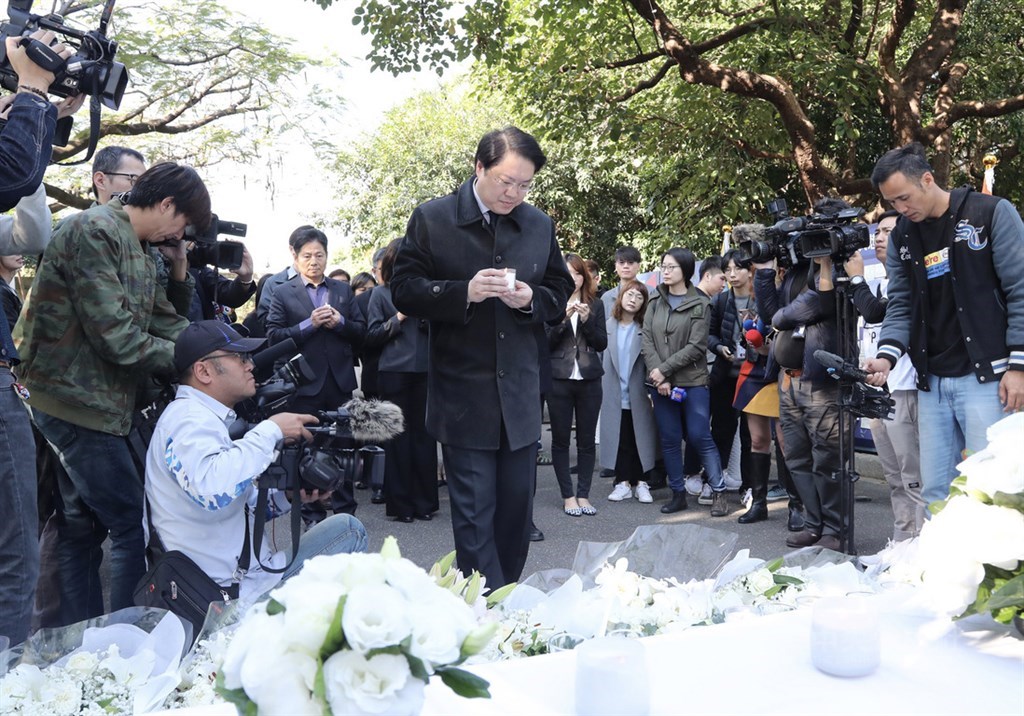基隆市長林右昌(中)4日上午前往台北賓館,向黑鷹直升機失事殉職將士點燈致意。中央社記者張皓安攝 109年1月4日