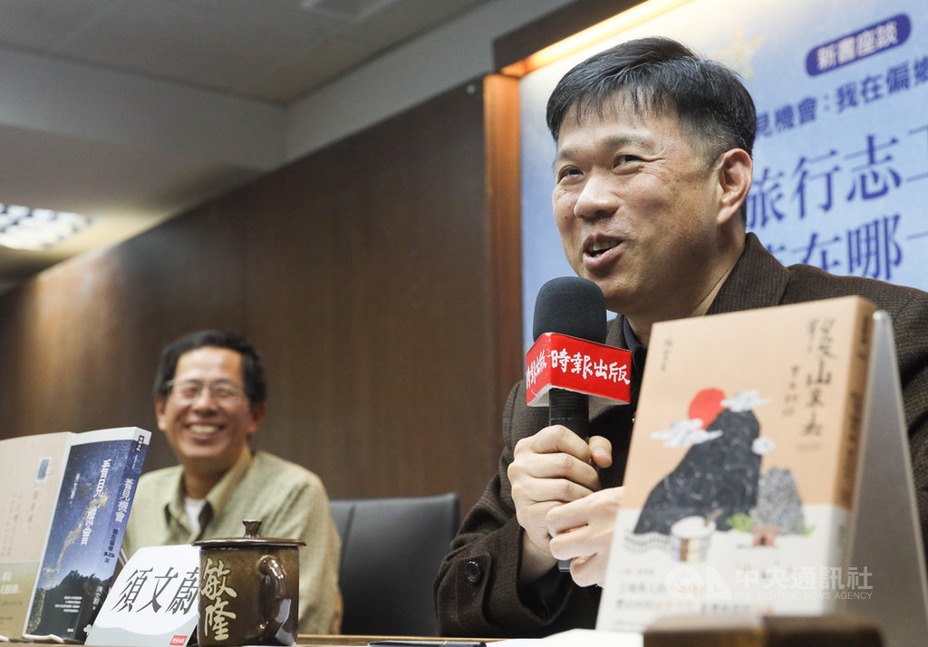 東華大學華文文學系特聘教授須文蔚(右)推出新書「看見機會:我在偏鄉15年」,4日在台北與作家劉克襄(左)出席座談會,帶來精彩故事和讀者分享。中央社記者謝佳璋攝 109年1月4日
