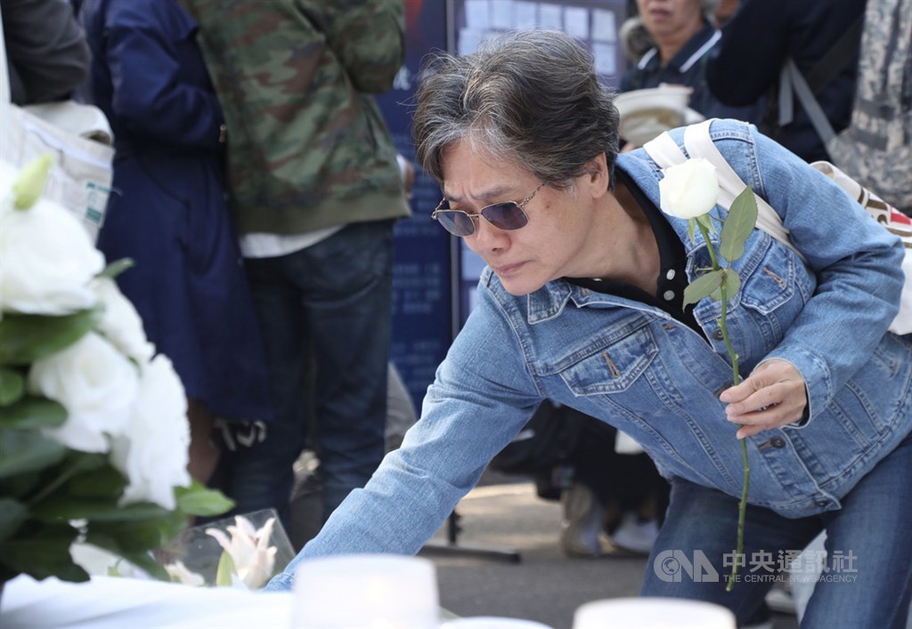 國軍黑鷹直升機失事,造成參謀總長沈一鳴等8名將士不幸殉職,民眾4日前往台北賓館,向殉職將士獻花,追悼致意。中央社記者張皓安攝 109年1月4日