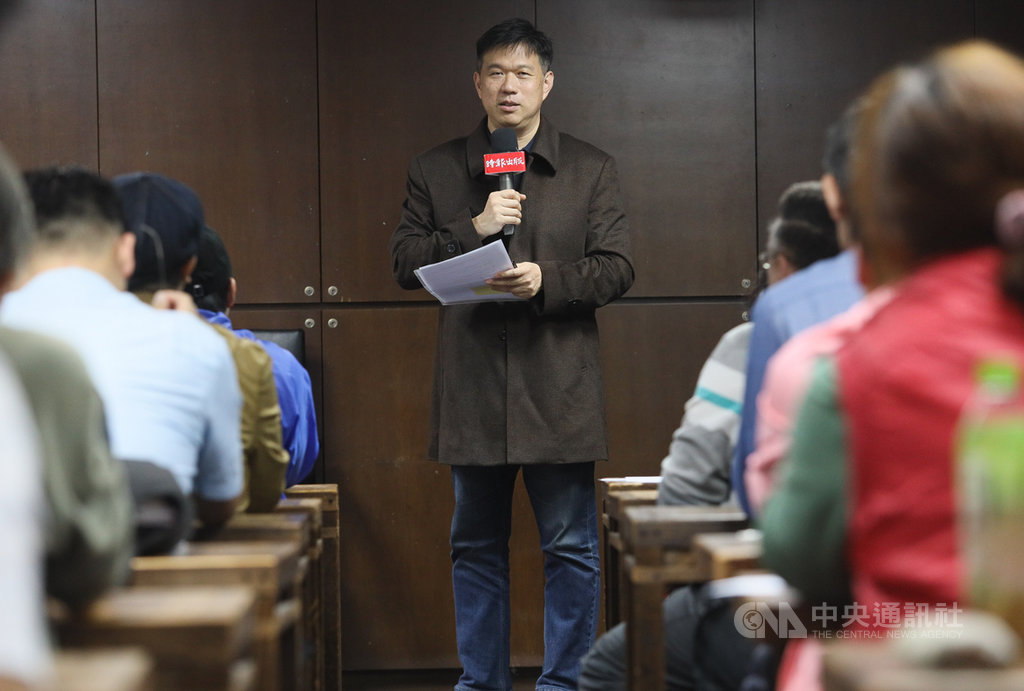 東華大學華文文學系特聘教授須文蔚(後)推出新書「看見機會:我在偏鄉15年」,4日在台北出席座談活動,分享他在偏鄉的觀察,期望能讓更多活水注入部落。中央社記者謝佳璋攝 109年1月4日