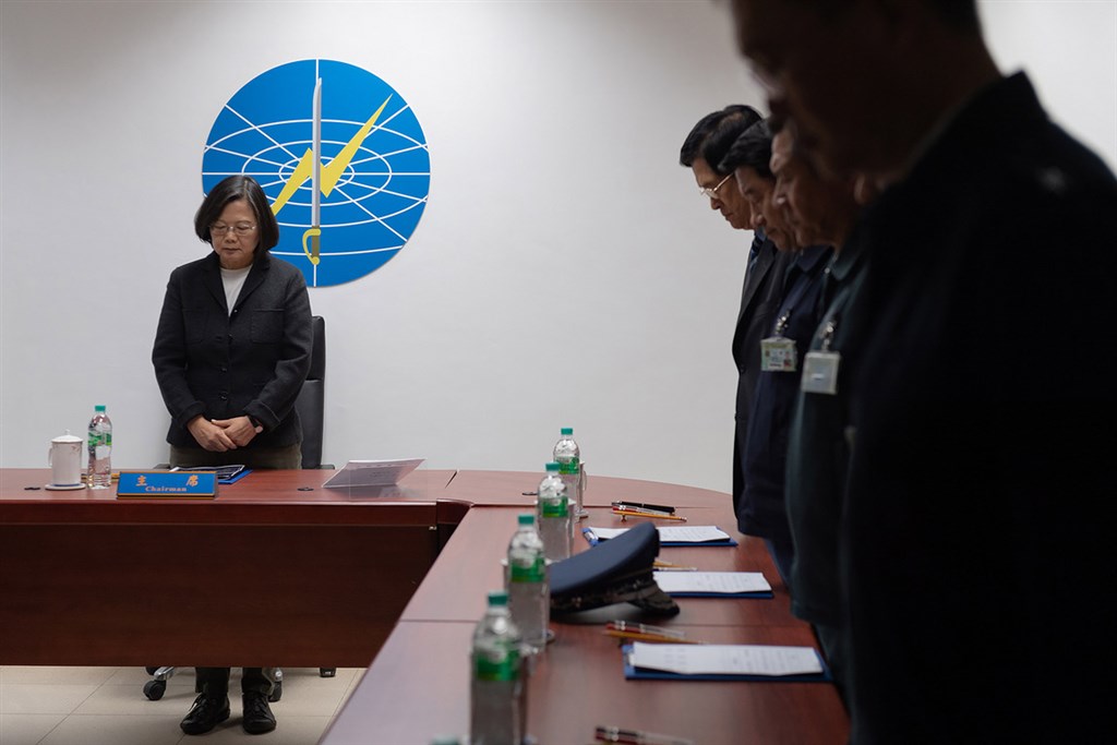 總統蔡英文(左)4日下午前往慰勉空軍第一雷達分隊,並帶領眾人一同為在黑鷹直升機失事事件中殉職的將士們默哀。(總統府提供)中央社 109年1月4日