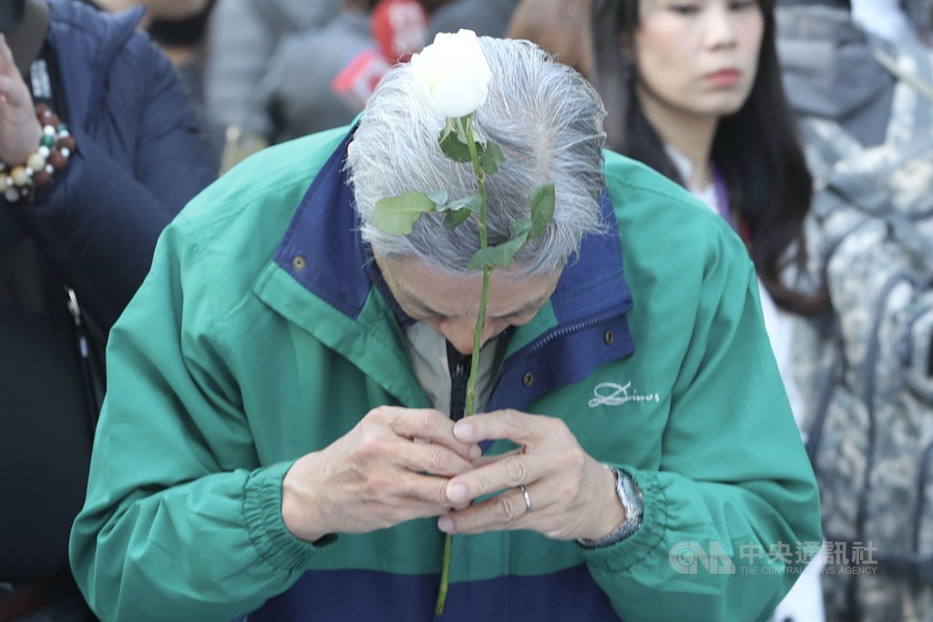 國軍黑鷹直升機失事,造成參謀總長沈一鳴等8名將士不幸殉職,國防部4、5日兩天開放台北賓館供全軍官兵及全國民眾向殉職將士獻花、點燈,追思致意。中央社記者張皓安攝 109年1月4日