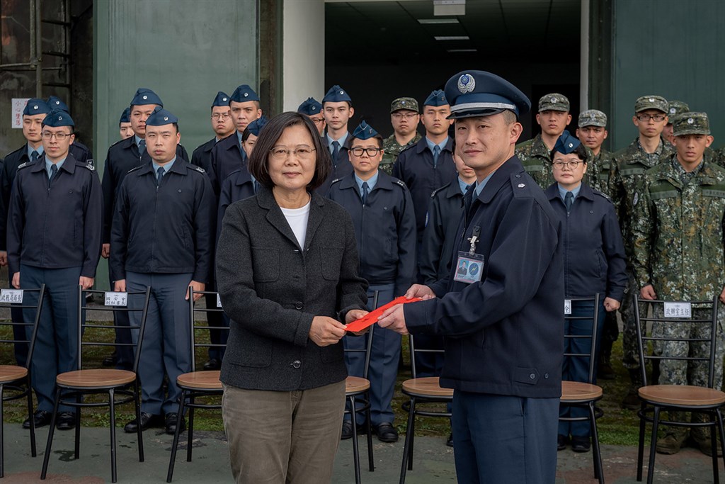 總統蔡英文(前左)4日下午代替殉職參謀總長沈一鳴,前往位於宜蘭東澳的空軍第一雷達分隊慰勉國軍弟兄,期盼大家要更團結、更堅強,「這就是中華民國國軍」。(總統府提供)中央社 109年1月4日