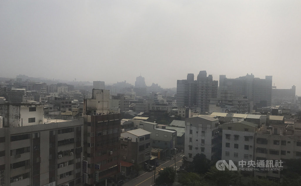 環保署10日表示,受到環境風場逐漸轉為東南風至偏南風影響,11至12日西半部地區擴散條件較差,部分區域空氣品質可能出現紅色警示等級(中央社檔案照片)