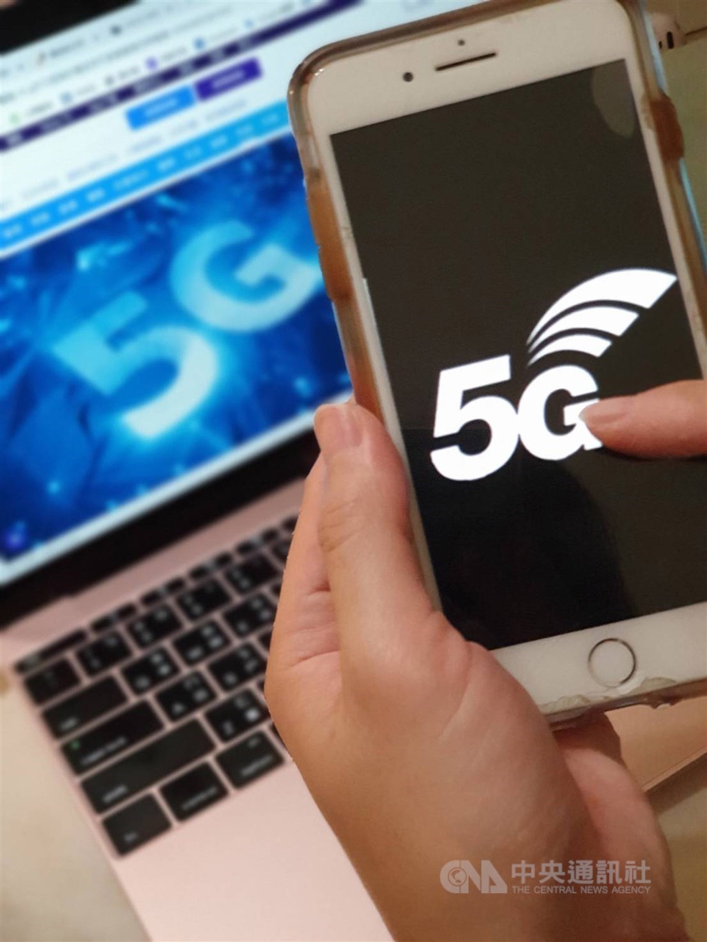5G競標邁入第24天,電信業者投標的熱度並未衰減。13日熱門頻段3.5GHz標金已經來到了新台幣1253.61億元,進逼世界第2高。(中央社檔案照片)