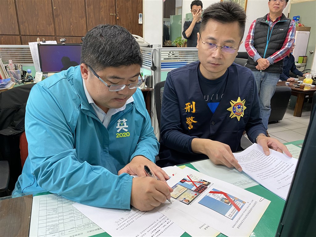 尋求連任的民進黨立委蔡易餘(左)維基百科遭人竄改不實資訊,在配偶欄增加「卡神」楊蕙如名字。圖為他12月10日到嘉義縣警察局刑警大隊報案處理。中央社記者蔡智明攝 108年12月10日