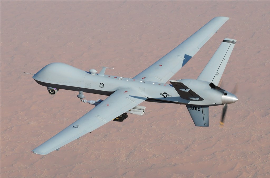 美軍一架MQ-9「死神」無人偵察機(圖)對蘇雷曼尼離開機場的車隊發射飛彈,另有多名親伊朗的伊拉克民兵幹部也在空襲中喪命。(圖取自維基共享資源,版權屬公共領域)
