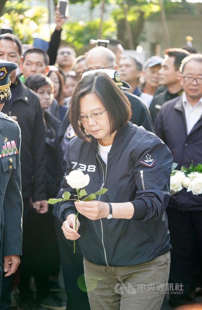 國軍黑鷹直升機失事,8名將士殉職,國防部在台北賓館設置追思會場,4日起一連兩天供各界前往致意。總統蔡英文(前)繼3日晚間赴會場點燈後,4日下午再度現身,獻花致意。中央社記者徐肇昌攝 109年1月4日