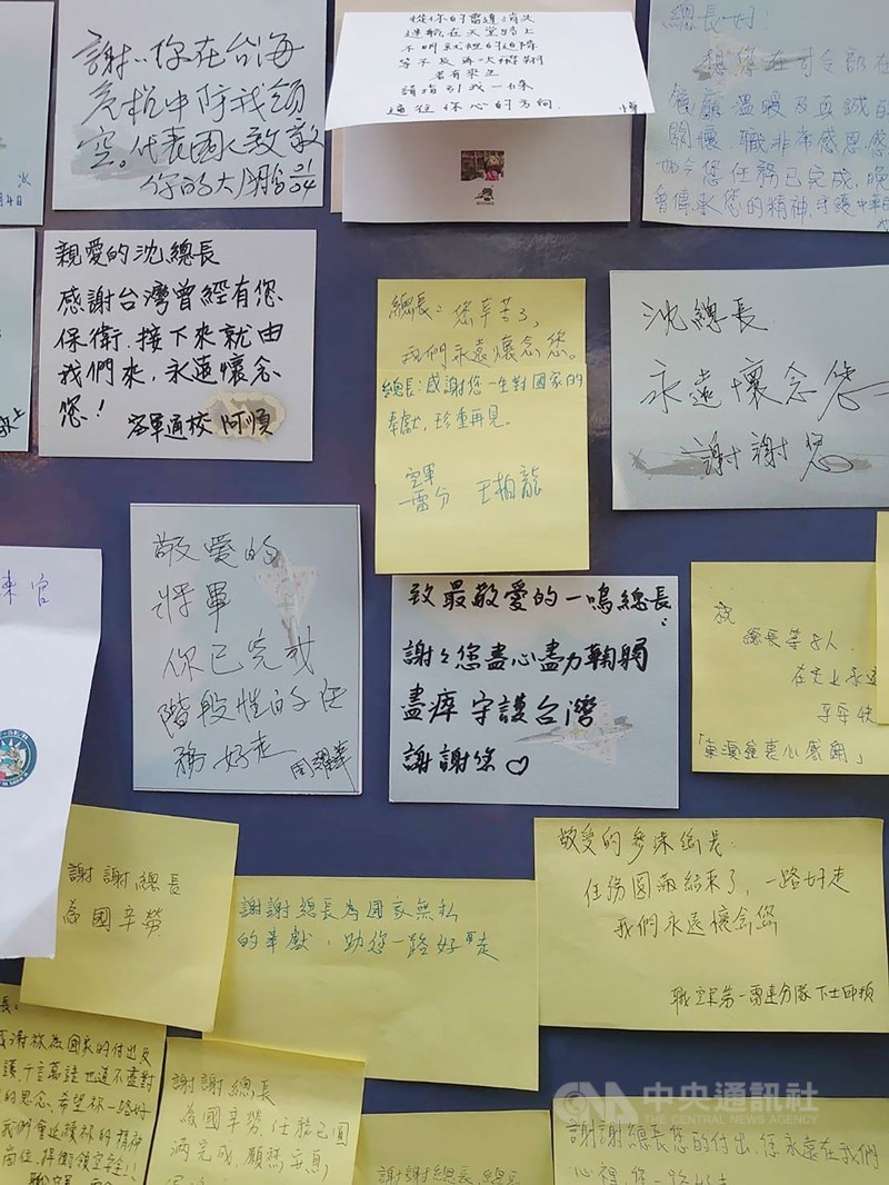 總統蔡英文4日下午代替殉職參謀總長沈一鳴完成未竟任務,親自慰勉空軍第一雷達分隊,也將官兵們對總長的悼念留言便利貼,帶回台北追思會立牌上。中央社記者溫貴香攝 109年1月4日