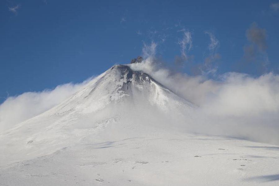 美國阿拉斯加州阿留申群島希沙爾丁火山3日爆發,灰燼直衝高空形成火山灰雲,引發飛航警報。圖為希沙爾丁火山檔案照片。(圖取自facebook.com/alaska.avo)