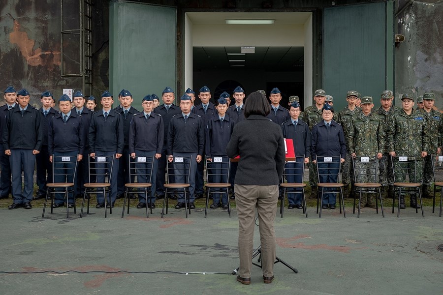 總統蔡英文(前)4日下午前往空軍第一雷達分隊,代替因空難殉職的參謀總長沈一鳴完成未竟任務。(總統府提供)