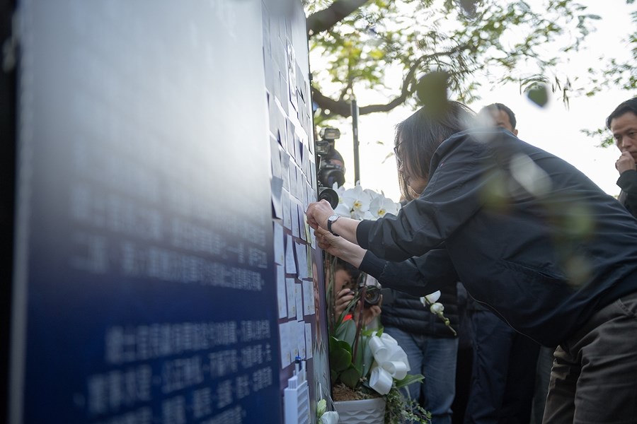 總統蔡英文4日下午代替殉職參謀總長沈一鳴完成未竟任務,慰勉空軍第一雷達分隊後,也將官兵們對總長的悼念留言,帶到台北賓館,並貼在追思會立牌上。(總統府提供)中央社