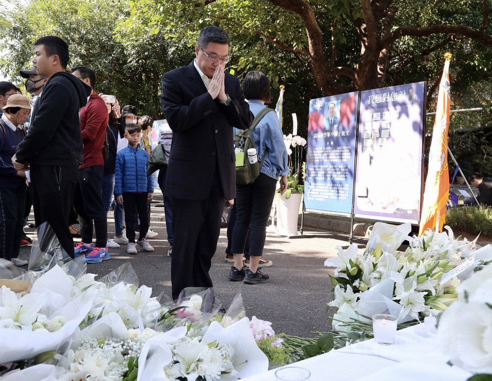 國軍黑鷹直升機2日失事,造成參謀總長沈一鳴上將等8人殉職,民進黨主席卓榮泰(前)4日前往台北賓館,向殉職將士追思致意。中央社記者張皓安攝 109年1月4日