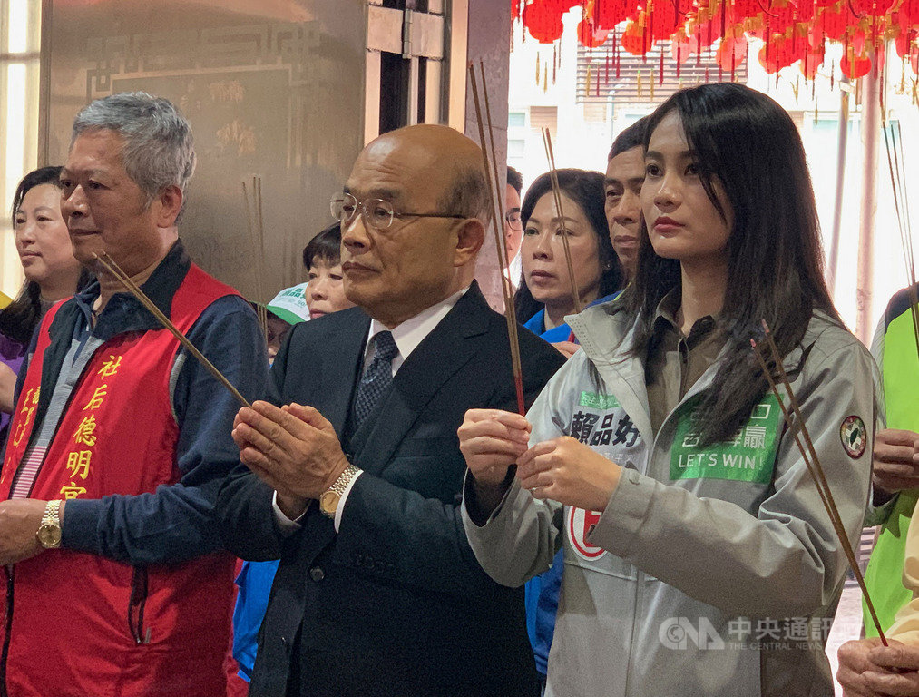 行政院長蘇貞昌(前中)5日與民進黨籍新北市第12選區立委候選人賴品妤(前右)一起前往汐止德明宮參香,共同呼籲民眾用選票守護台灣珍貴的民主與自由。中央社記者葉臻攝 109年1月5日