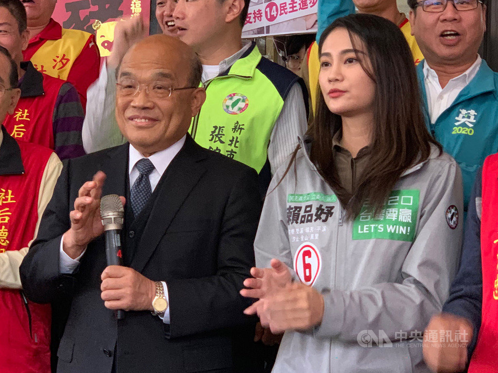 選前超級星期天,行政院長蘇貞昌(左)5日至汐止德明宮,陪同民進黨籍立委候選人賴品妤(右)參拜祈福,並呼籲民眾11日一定要出門投票,共同守護台灣民主自由。中央社記者葉臻攝 109年1月5日