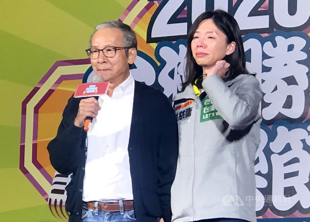 導演吳念真(左)5日晚間現身無黨籍台中市立委洪慈庸(右)的造勢音樂會,以乾爹身分感性發言、力薦洪慈庸,讓洪慈庸當場淚灑舞台。中央社記者趙麗妍攝 109年1月5日