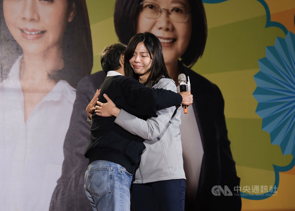 導演吳念真(黑衣)5日現身尋求連任的無黨籍台中市立委洪慈庸(右)所辦音樂會,籲請眾人支持洪慈庸續留國會,洪慈庸當場淚灑舞台,和吳念真真情相擁。中央社記者趙麗妍攝 109年1月5日