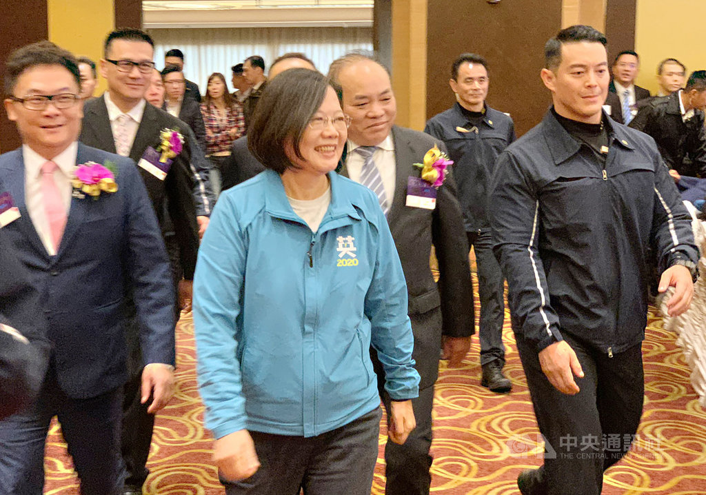 國際青年商會中華民國總會第68屆總會長暨理監事宣誓就職典禮5日下午在台南市舉行,總統蔡英文(前)到場祝賀。中央社記者張榮祥台南攝 109年1月5日
