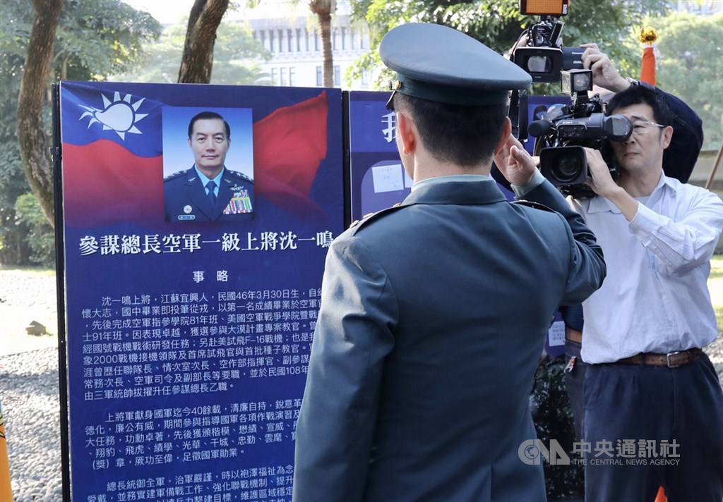 國防部4日至7日開放台北賓館,供全軍官兵及全國民眾向國軍黑鷹直升機失事殉職將士獻花、點燈,追思致意。中央社記者張皓安攝 109年1月4日