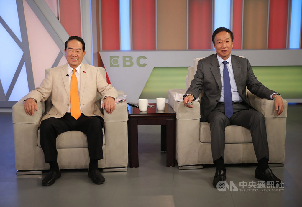 選戰倒數,東森財經台5日播出親民黨總統候選人宋楚瑜(左)與鴻海集團創辦人郭台銘(右)的錄影專訪。訪談中,宋楚瑜向國民黨喊話,「讓宋楚瑜做4年,撥亂反正」。(親民黨提供)中央社記者范正祥傳真 109年1月5日