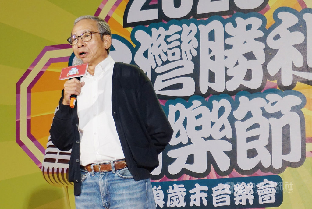 導演吳念真(圖)日前為無黨籍台中市立委第3選區候選人洪慈庸拍宣傳片,5日晚間並以神秘嘉賓身分出席洪慈庸「2020台灣勝利音樂節」音樂會,以乾爹身分拜託民眾全力支持洪慈庸。中央社記者趙麗妍攝 109年1月5日