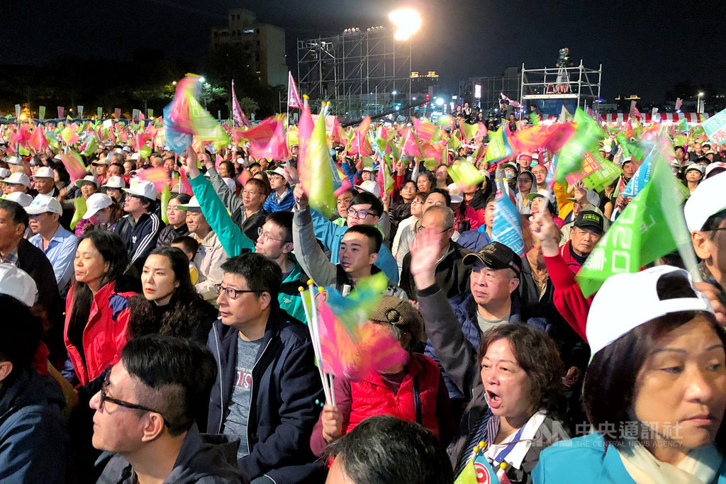 總統蔡英文5日晚間出席「勇敢自信 護台同行」桃園市造勢晚會時表示,選前6天再次來到桃園,感受到桃園人的熱情,自己一定和所有立委候選人力拚到最後一刻,再為台灣拚4年,現場群眾熱情沸騰。中央社記者吳睿騏桃園攝 109年1月5日