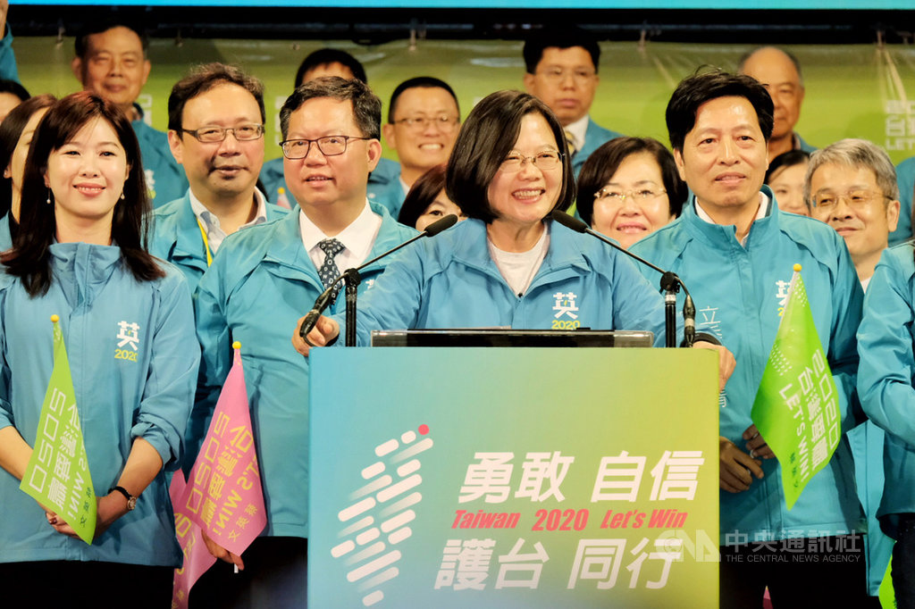 民進黨5日晚間在桃園市舉辦「勇敢自信 護台同行」造勢晚會,力拚連任的總統蔡英文(前中)出席致詞,呼籲大家11日一定要去投票,更要一人拉一票,用選票告訴全世界,台灣會繼續往前走,捍衛主權、守護民主、堅持自由。中央社記者吳睿騏桃園攝 109年1月5日