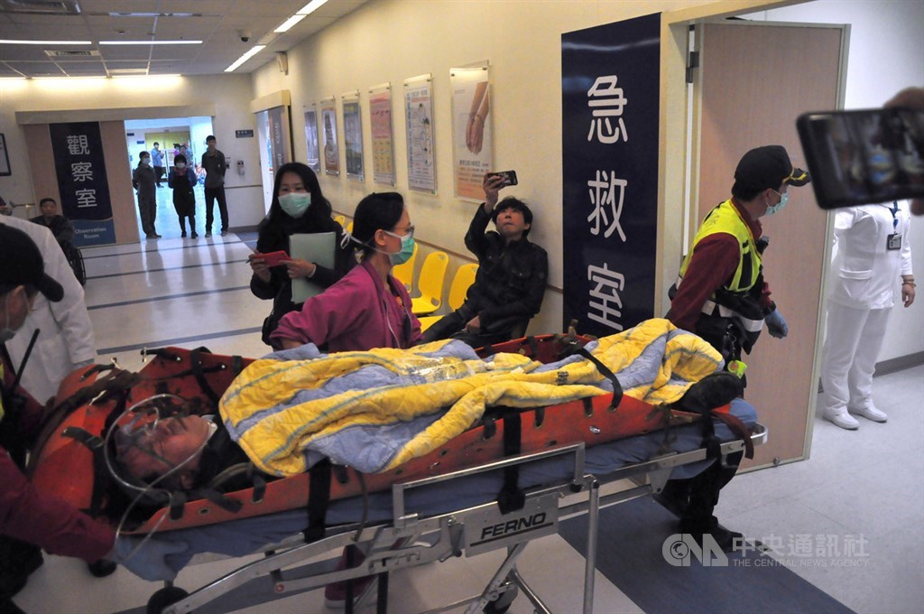 一架黑鷹直升機2日在新北、宜蘭交界處失事,造成8死、5傷。後次室次長黃佑民被以推床方式送入國立陽明大學附設醫院急診室,初步診斷後無生命危險,轉送三軍總醫院醫治。中央社記者沈如峰宜蘭縣攝 109年1月2日
